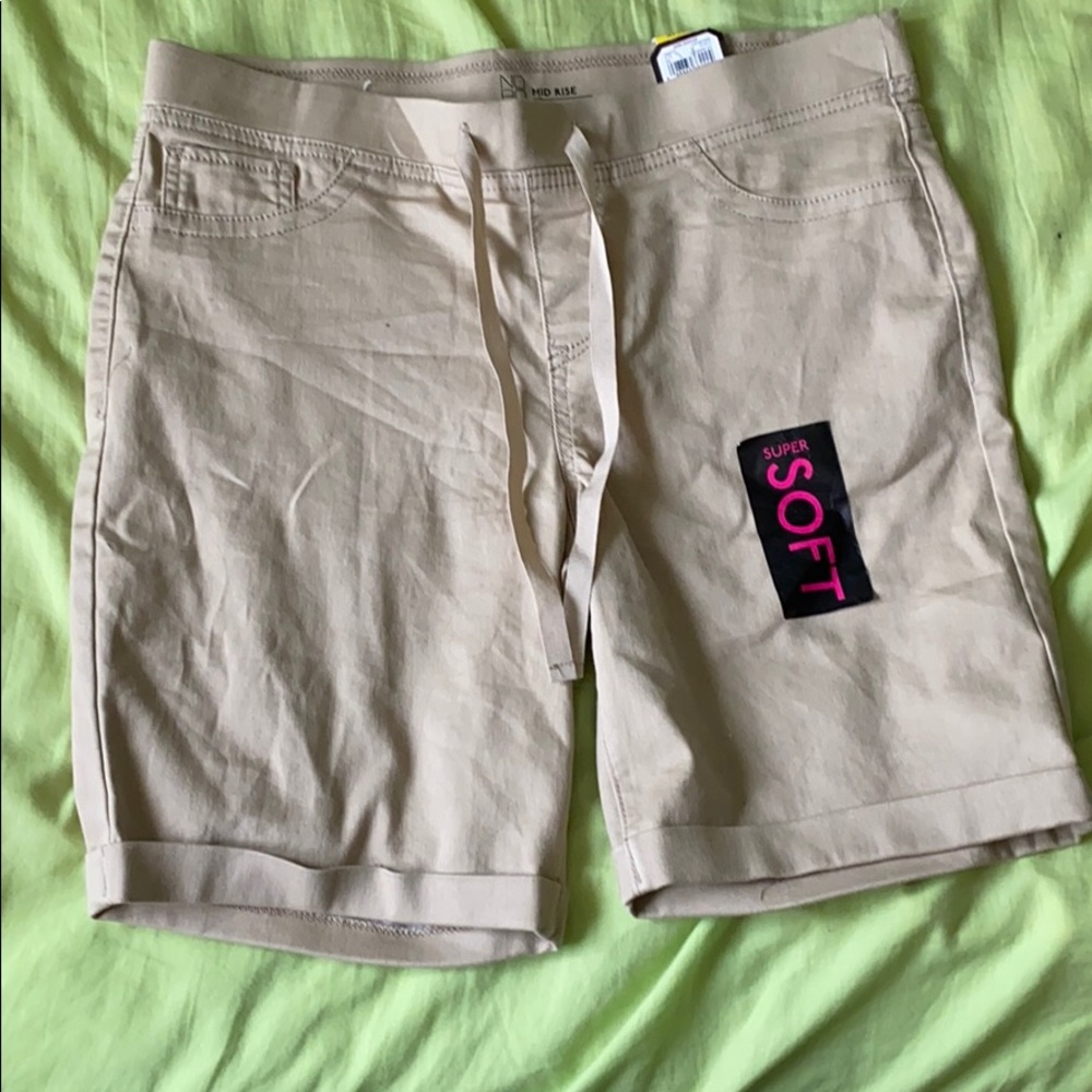 Mid rise Bermuda shorts